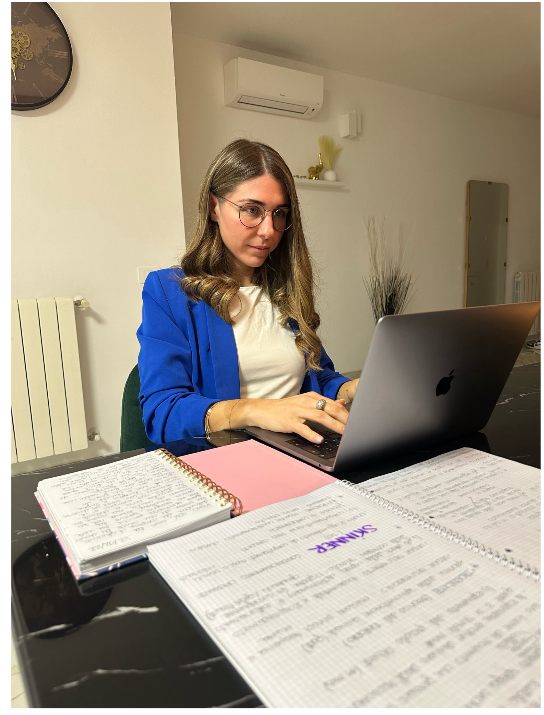 Andrea Li Bassi al lavoro alla scrivania